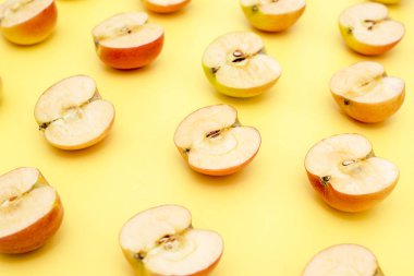 Arka plan Sarı zemin üzerine yarım elma kesme