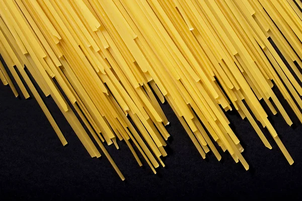 Flache Spaghetti auf schwarzem Hintergrund — Stockfoto