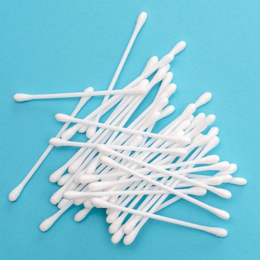 Mavi zemin üzerine beyaz pamuk tomurcukları dağınık