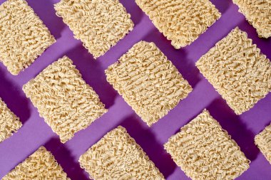 Mor arka planda anında erişte