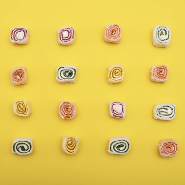 Sarı üzerinde farklı renklerde Türk tatlılar