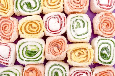 Farklı renklerdeki Türk tatlıları birbirini yanında koydu