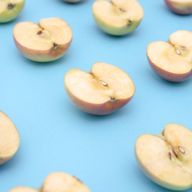 Arka plan mavi zemin üzerine yarım elma kesme