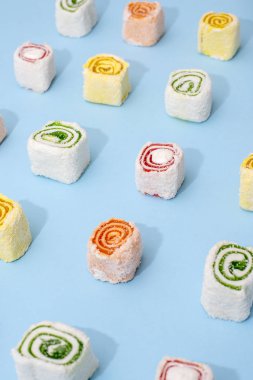 Mavi üzerinde farklı renklerde Türk tatlılar