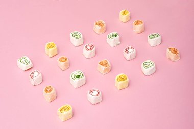 Pembe farklı renklerde Türk tatlılar