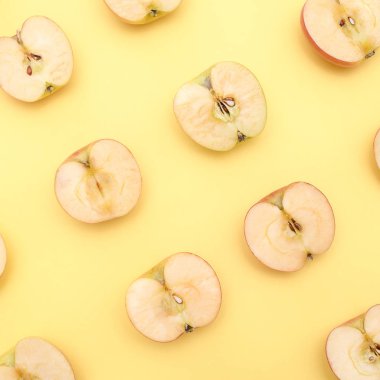 Arka plan Sarı zemin üzerine yarım elma kesme