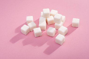 Pembe arka planda şeker kübik şeker