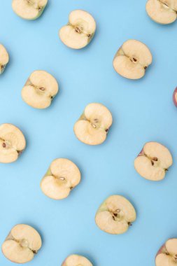 Arka plan mavi zemin üzerine yarım elma kesme
