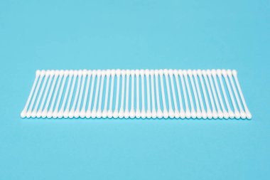 Mavi arka planda beyaz pamuklu tomurcuklar hat yalan