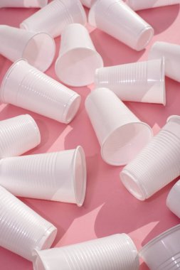Tek kullanımlık plastik beyaz boş bardak