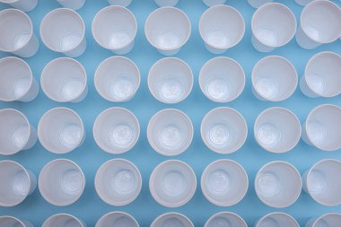 Tek kullanımlık plastik beyaz boş bardak