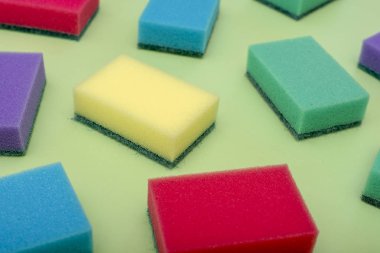 Bulaşık yıkamak için çok renkli dikdörtgen süngerler