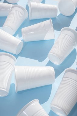 Tek kullanımlık plastik beyaz boş bardak