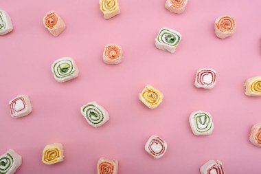 Pembe farklı renklerde Türk tatlılar