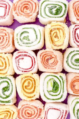 Farklı renklerdeki Türk tatlıları birbirini yanında koydu