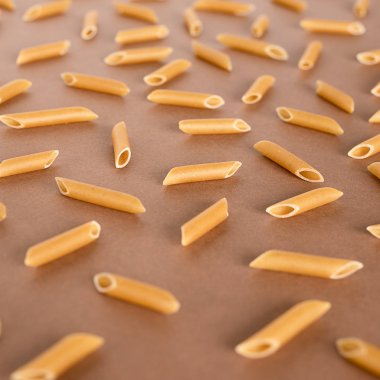 Kahverengi tüpler şeklinde kahverengi makarna