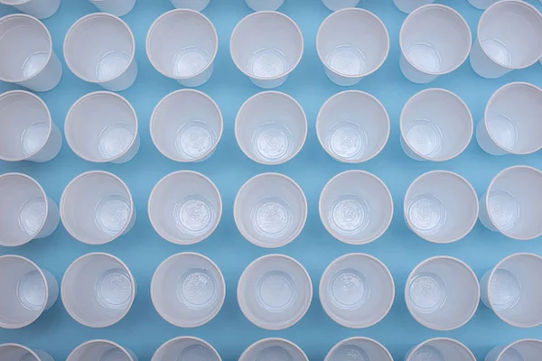 Tek kullanımlık plastik beyaz boş bardak