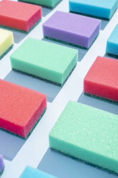 Bulaşık yıkamak için çok renkli dikdörtgen süngerler