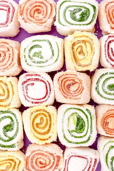 Farklı renklerdeki Türk tatlıları birbirini yanında koydu