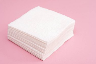 Beyaz kare kağıt peçete yığını