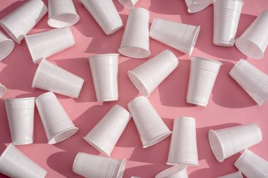 Tek kullanımlık plastik beyaz boş bardak