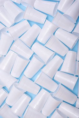 Tek kullanımlık plastik beyaz boş bardak