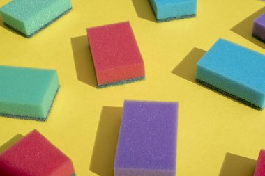 Bulaşık yıkamak için çok renkli dikdörtgen süngerler