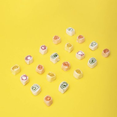 Sarı üzerinde farklı renklerde Türk tatlılar