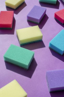 Bulaşık yıkamak için çok renkli dikdörtgen süngerler