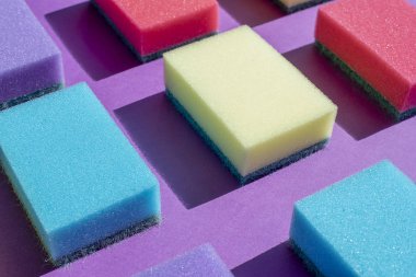 Bulaşık yıkamak için çok renkli dikdörtgen süngerler