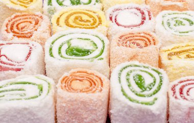 Farklı renklerdeki Türk tatlıları birbirini yanında koydu