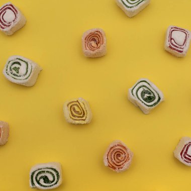 Sarı üzerinde farklı renklerde Türk tatlılar