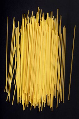 Siyah arka plan üzerine ham düz spagetti