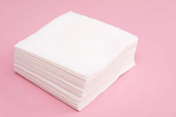 白い正方形の紙ナプキンのスタック — ストック写真