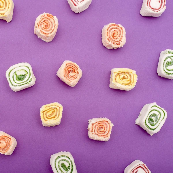 Mor üzerinde farklı renkler Türk tatlılar