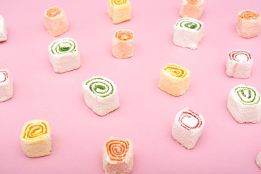 Pembe farklı renklerde Türk tatlılar