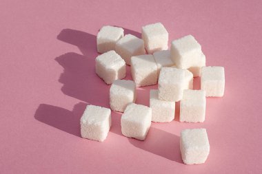 Pembe arka planda şeker kübik şeker