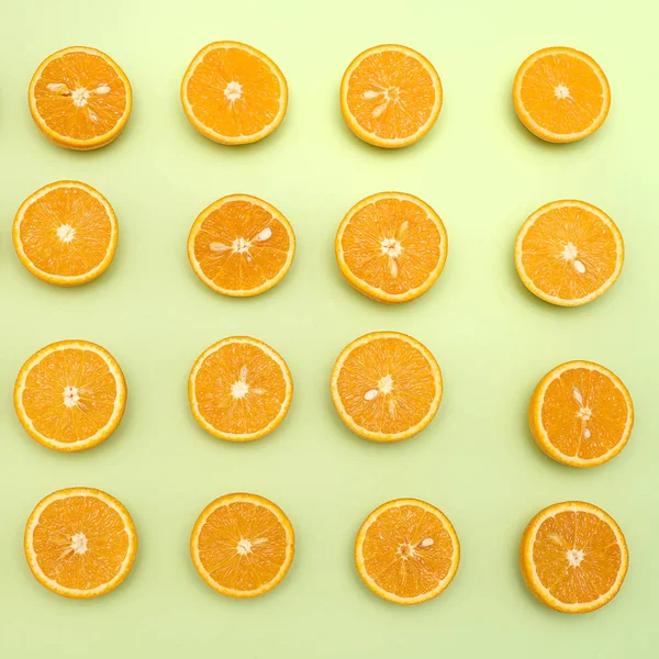 Orange juicy oranges split in half on green — Stock Photo, Image