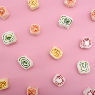 Pembe farklı renklerde Türk tatlılar