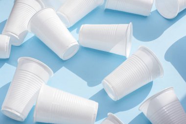 Tek kullanımlık plastik beyaz boş bardak