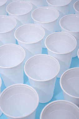 Tek kullanımlık plastik beyaz boş bardak