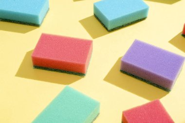 Bulaşık yıkamak için çok renkli dikdörtgen süngerler