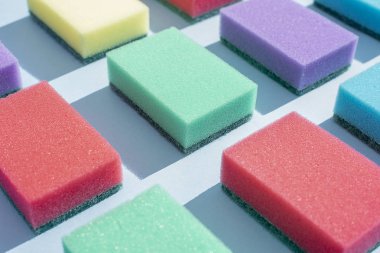 Bulaşık yıkamak için çok renkli dikdörtgen süngerler