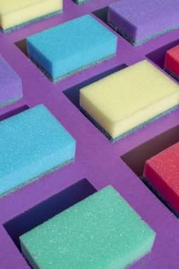 Bulaşık yıkamak için çok renkli dikdörtgen süngerler