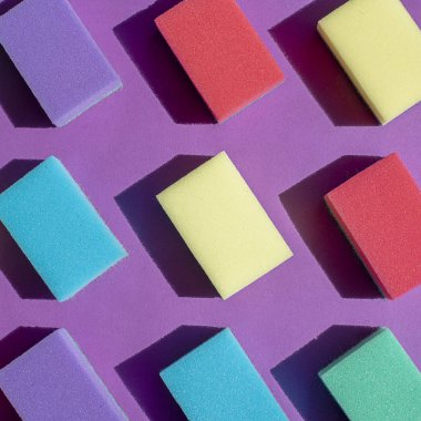 Bulaşık yıkamak için çok renkli dikdörtgen süngerler. Düz yatıyordu