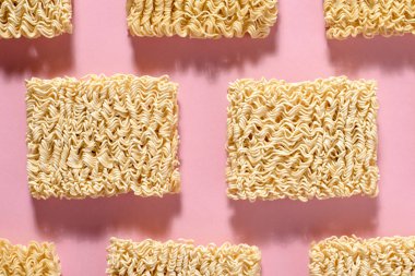 Pembe arka planda anında erişte