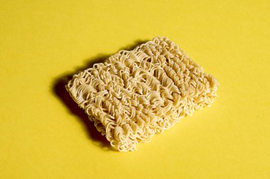 Sarı arka planda anlık erişte