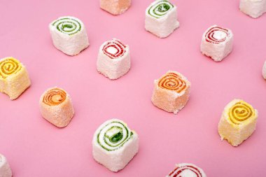 Pembe farklı renklerde Türk tatlılar