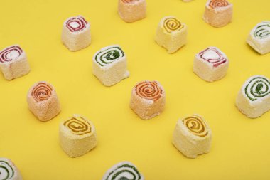 Sarı üzerinde farklı renklerde Türk tatlılar