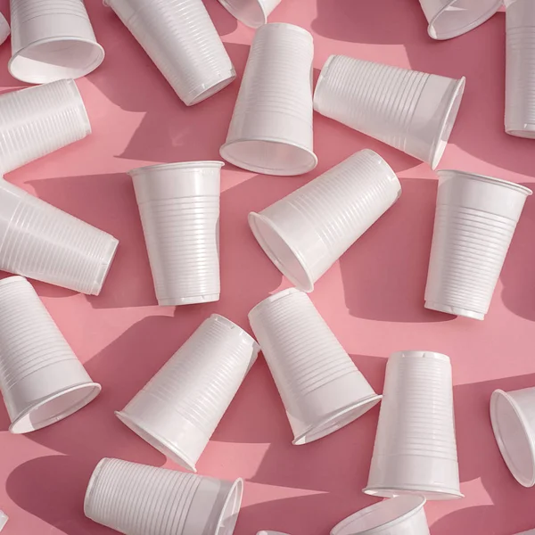 Tek kullanımlık plastik beyaz boş bardak